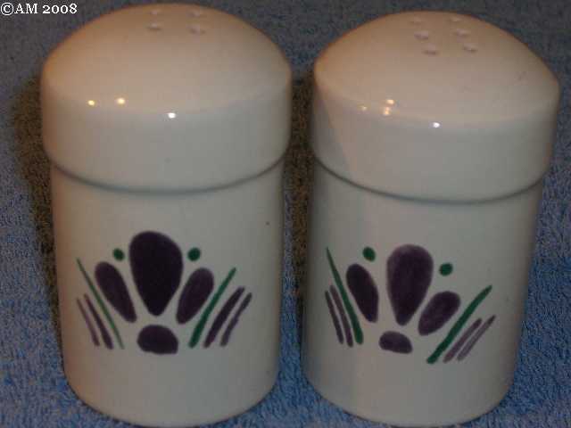 Colorworks table top shakers glazed white with brushstrokes